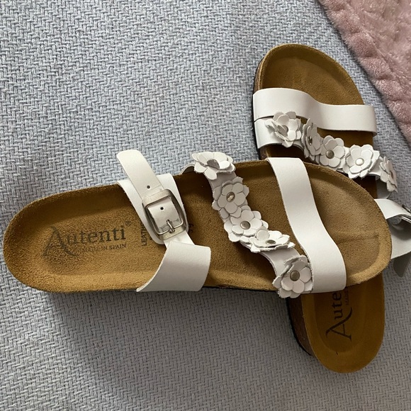 The perfect spring sandals to add to your closet! - Picture 3 of 5